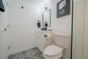 DT DFW Chic Free Parking and Pool In Medical District