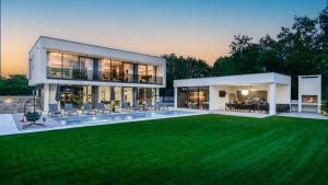 Appartements Quiet villa with swimming pool and large garden : Villa Supérieure