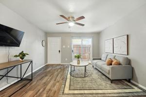 Family-Friendly 2Bd Midterm Stay I Parking Onsite