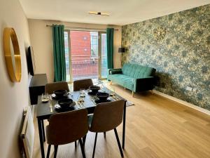 Luxury City Stay, close to Station & Centre Shops