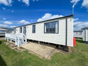 Stunning 6 Berth Caravan, Close To The Beach In Suffolk Ref 68067Cr
