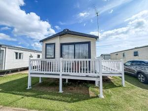 Stunning 6 Berth Caravan, Close To The Beach In Suffolk Ref 68067Cr
