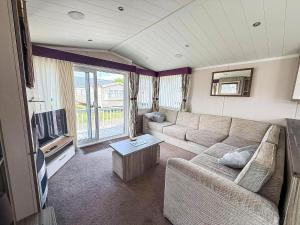 Stunning 6 Berth Caravan, Close To The Beach In Suffolk Ref 68067Cr