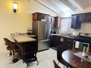 L&V Paradise Vacation Home with Pool and Gym