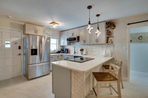 Walk to Redington Beach: Renovated Beach House