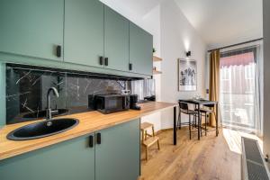 Dob Street Central Residence with Balcony