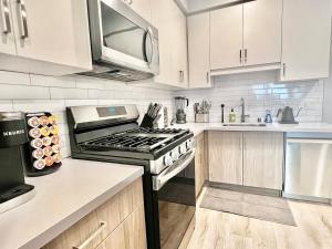 Silver Lake 1 Bedroom Condo Suite with Balcony and Parking