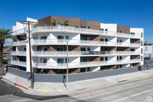 Silver Lake 1 Bedroom Condo Suite with Balcony and Parking