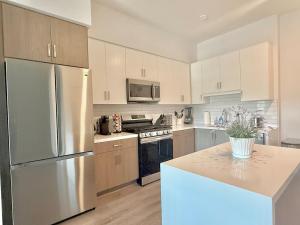 Silver Lake 1 Bedroom Condo Suite with Balcony and Parking