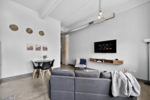 Stunning Downtown Apartment with Pool, Laundry, Parking