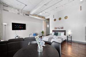 Stunning Downtown Apartment with Pool, Laundry, Parking