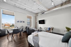 Stunning Downtown Apartment with Pool, Laundry, Parking