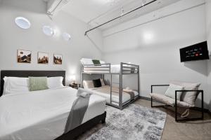 Stunning Downtown Apartment with Pool, Laundry, Parking