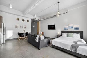 Stunning Downtown Apartment with Pool, Laundry, Parking