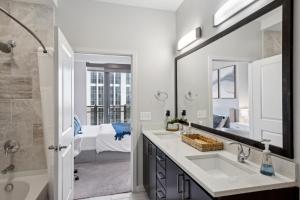 3BR Penthouse Highrise Central & Luxe