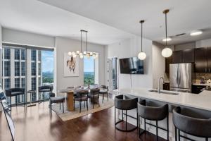 3BR Penthouse Highrise Central & Luxe