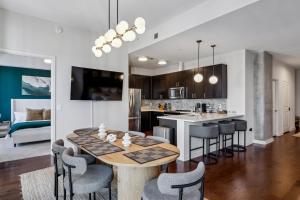 3BR Penthouse Highrise Central & Luxe