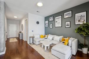 3BR Penthouse Highrise Central & Luxe