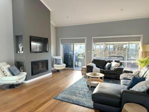 Whitecaps Beachhouse - Pet Friendly on Easts Beach