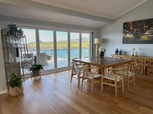 Whitecaps Beachhouse - Pet Friendly on Easts Beach
