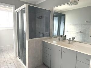 Whitecaps Beachhouse - Pet Friendly on Easts Beach