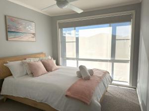 Whitecaps Beachhouse - Pet Friendly on Easts Beach