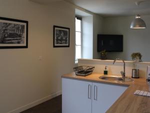 Appartement Central à Briey : 2 Ch, Cuisine équipée, Proche Commerces et Activités - FR-1-584-105