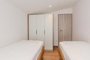 Apartments with parking space Vir - 24843