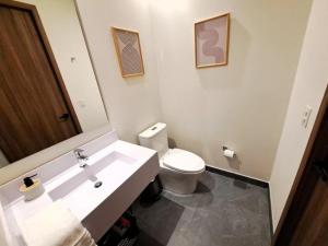 Luxury 27th-Floor Condo near Historic Downtown