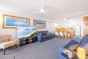 Bella Vista 2, 19 Shoal Bay Rd - 1st floor with waterviews and aircon