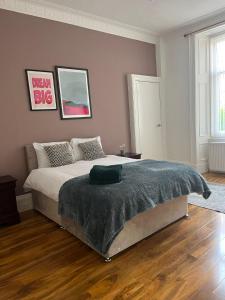 3BR Apt Near Ibrox Subway Sleeps 7 and Parking