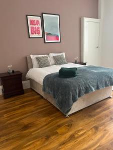 3BR Apt Near Ibrox Subway Sleeps 7 and Parking