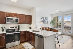 Chic 1BR Frisco Stay, King & Sofa, Pool & Gym