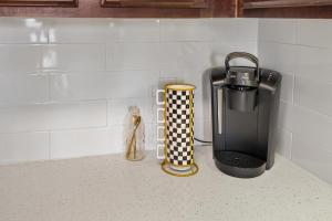 Chic 1BR Frisco Stay, King & Sofa, Pool & Gym