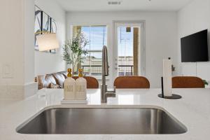 Chic 1BR Frisco Stay, King & Sofa, Pool & Gym