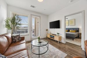 Chic 1BR Frisco Stay, King & Sofa, Pool & Gym