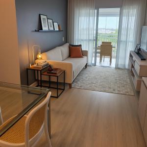 2 qrts Barra varanda vista pro mar, ar condicionado, estacionamento privativo, parquinho, piscina infantil e adulto, cozinha completa, portaria 24hrs, indicado pra família c crianças, grupos, casais e hospedes a trabalho