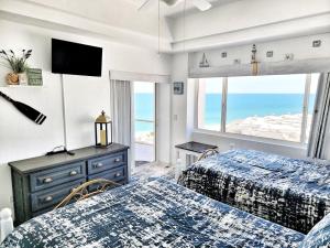 Beachfront Condo on Sandy Beach, Las Palmas Resort, 24hrs Security, Free Parking, Free Wi-Fi