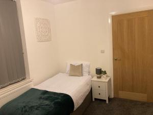 6 bedroom house with Riverviews - Free parking