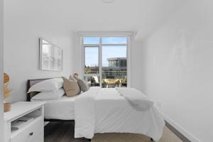 Luxury Waterfront Suite with City Views and AC
