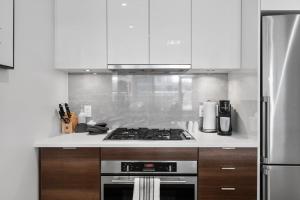 Luxury Waterfront Suite with City Views and AC