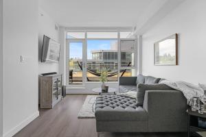 Luxury Waterfront Suite with City Views and AC