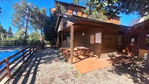 Cabaña con piscina climatizada y vista al lago