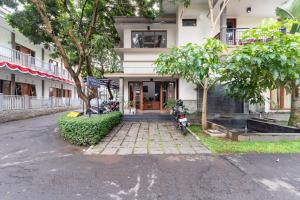 Urbanview Hotel near Paris Van Java Mall