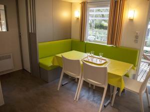 Campings Mobil-home 6 pers avec Terrasse a Naucelle - API-1-52-325 : photos des chambres