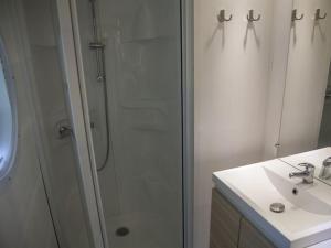 Mobil home cosy avec terrasse au camping de Naucelle - API-1-52-585