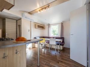 Campings Confortable Mobil Home 6 pers avec Terrasse - API-1-52-704 : Mobile Home