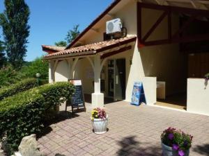 Campings Confortable Mobil Home 6 pers avec Terrasse - API-1-52-704 : photos des chambres