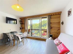 Studio cabine rénové, skis aux pieds, balcon sud, animaux admis - FR-1-267-315