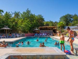 Campings Mobil-home confortable avec terrasse pour 4 personnes - API-1-52-528 : photos des chambres